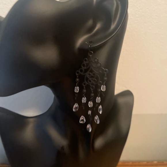 Sale‼️Beautiful light Weight Chandelier Beaded Earrings-EUC - Picture 2 of 7